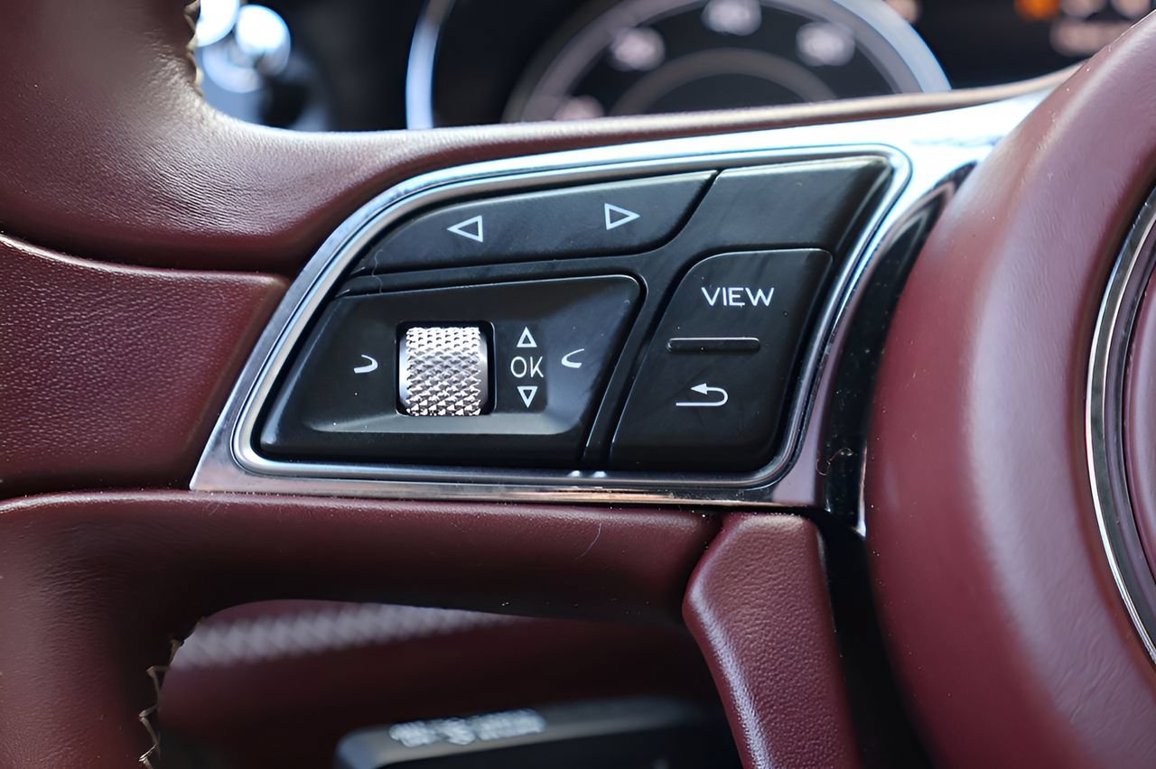 Used 2020 Bentley Bentayga AWD/4WD image 24