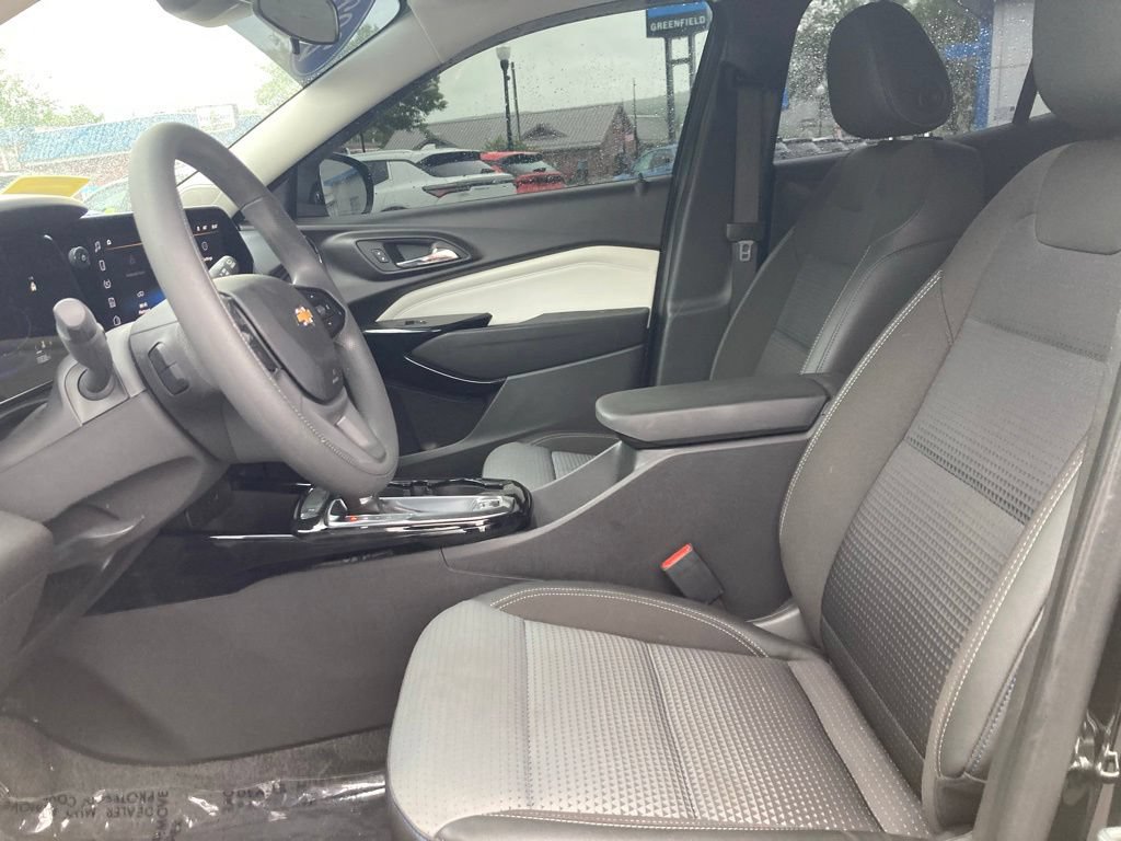 Used 2025 Chevrolet Trax LT FWD image 3