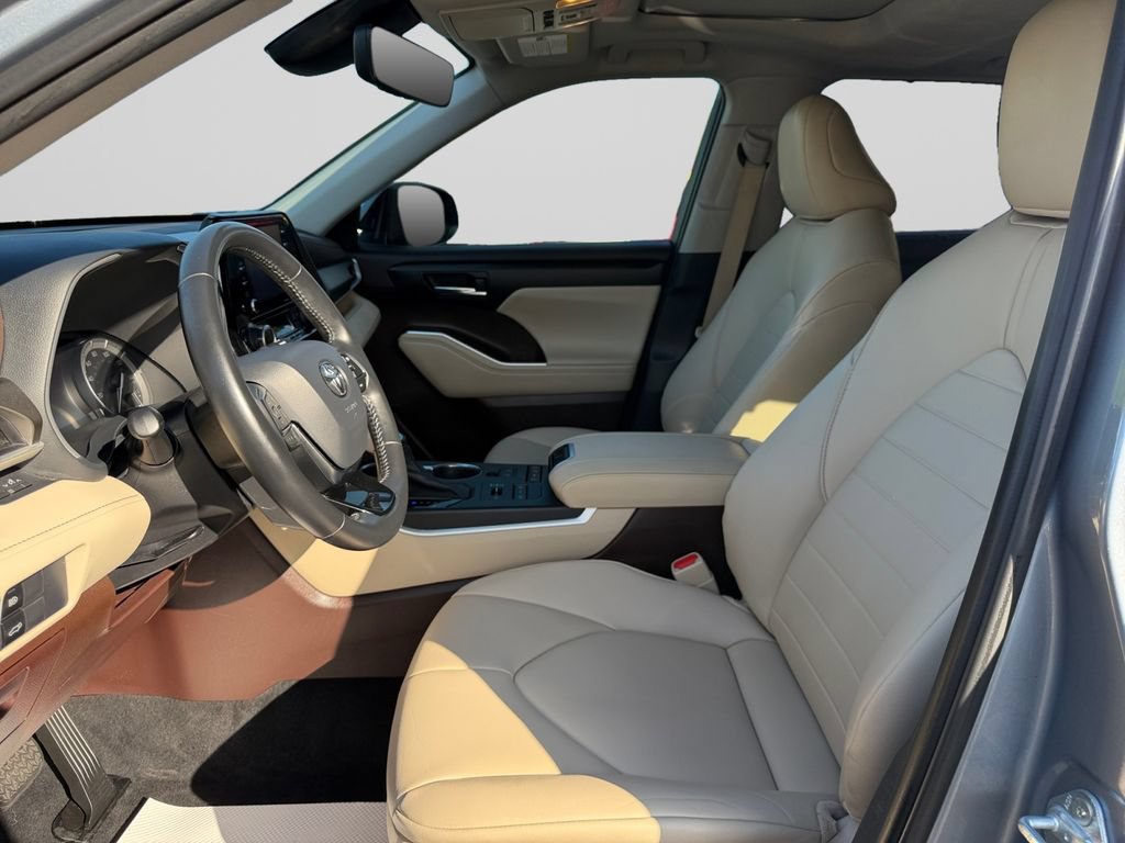 Used 2021 Toyota Highlander XLE AWD/4WD image 10