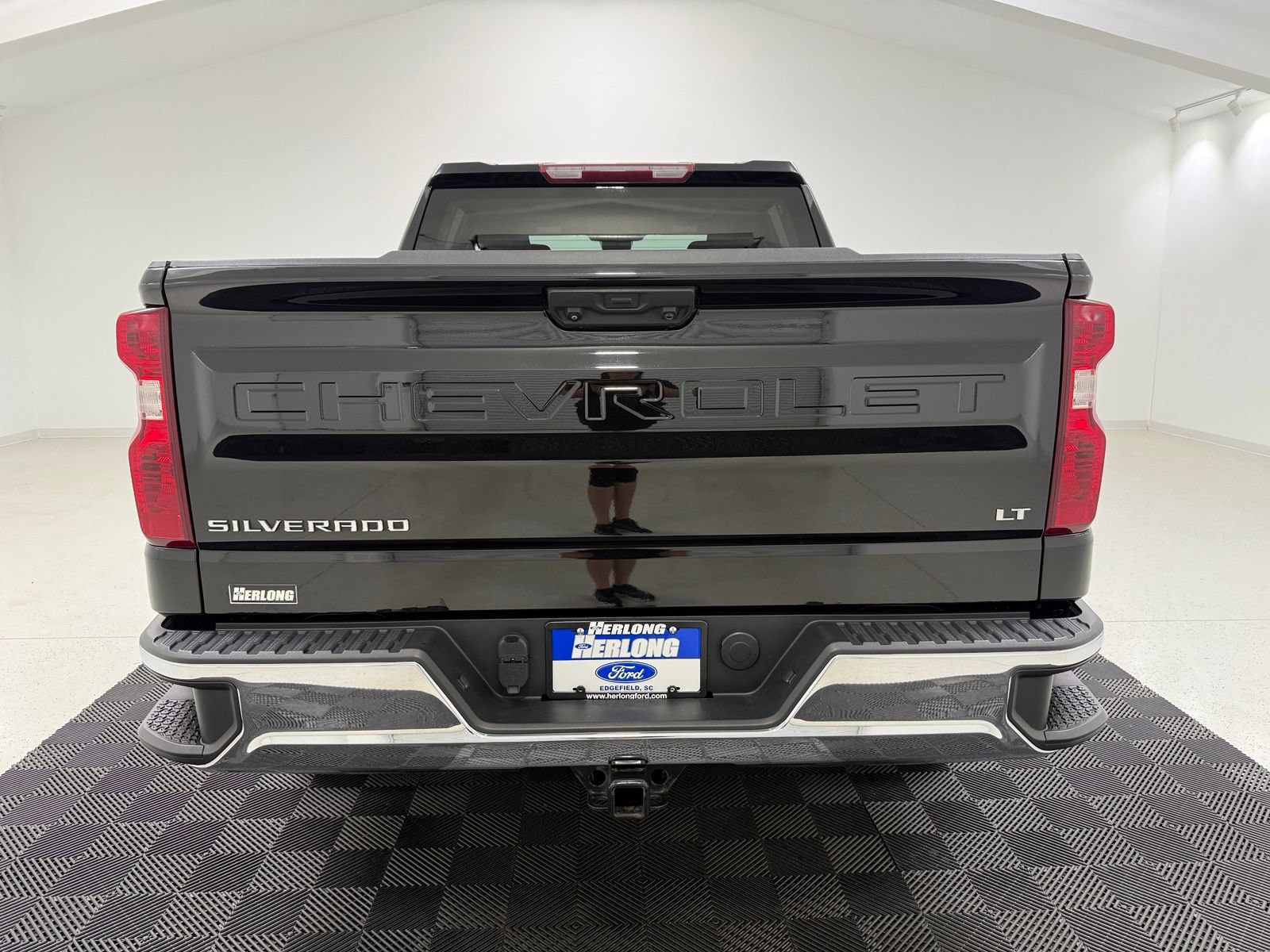 Used 2023 Chevrolet Silverado 1500 LT AWD/4WD image 7