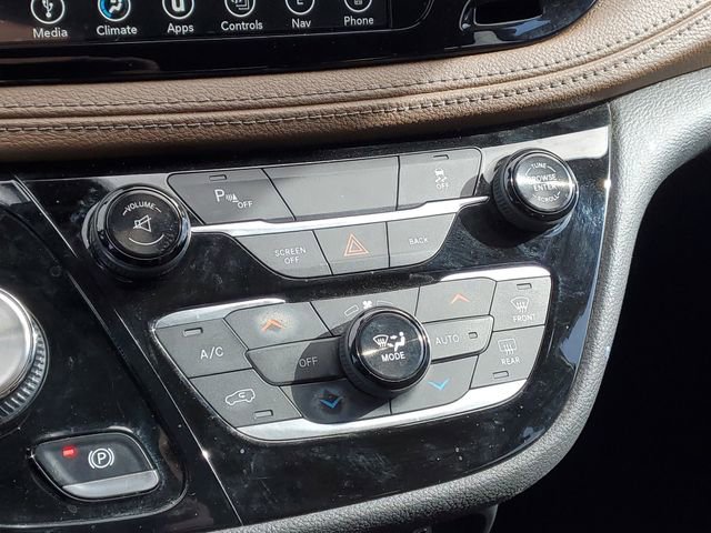 Used 2017 Chrysler Pacifica Limited w/ UConnect Theater Package image 26