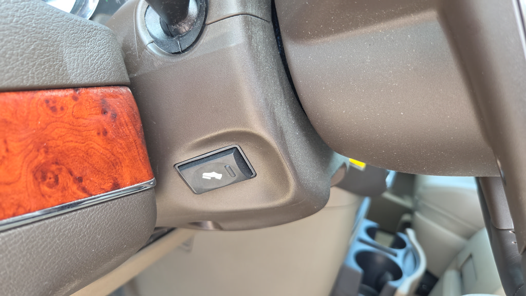 Used 2012 Chrysler Town & Country Touring-L w/ Driver Convenience Group FWD image 11