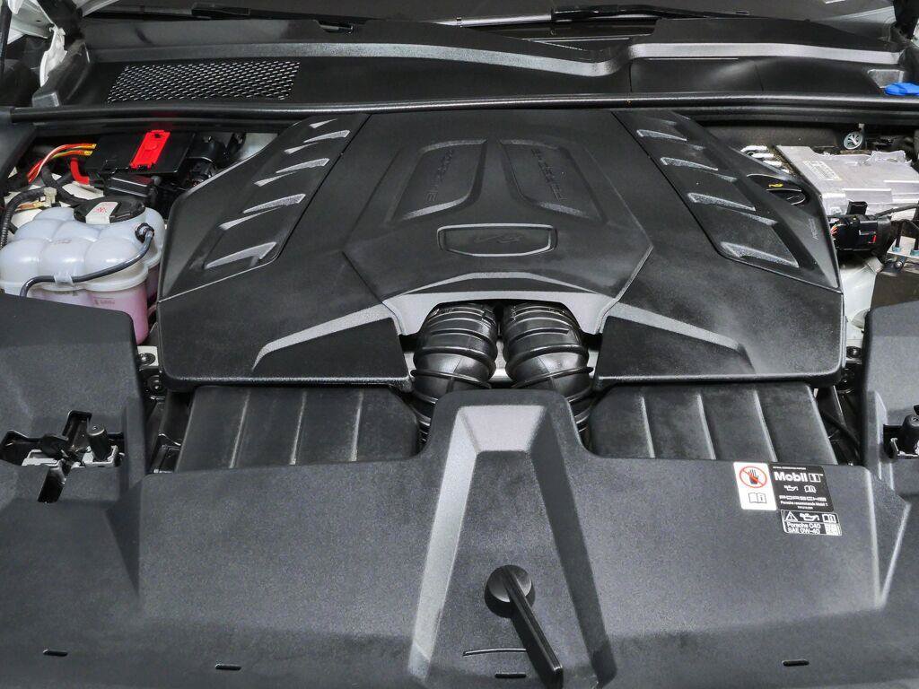 Certified 2025 Porsche Cayenne GTS AWD/4WD image 40