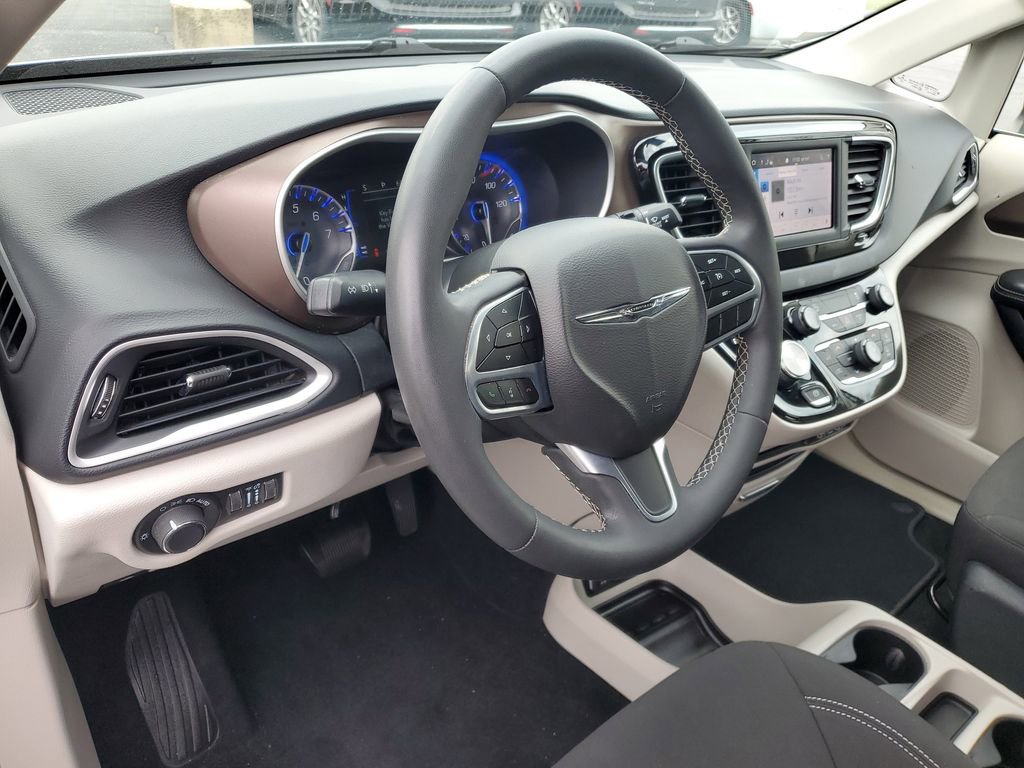 Used 2022 Chrysler Voyager LX image 11