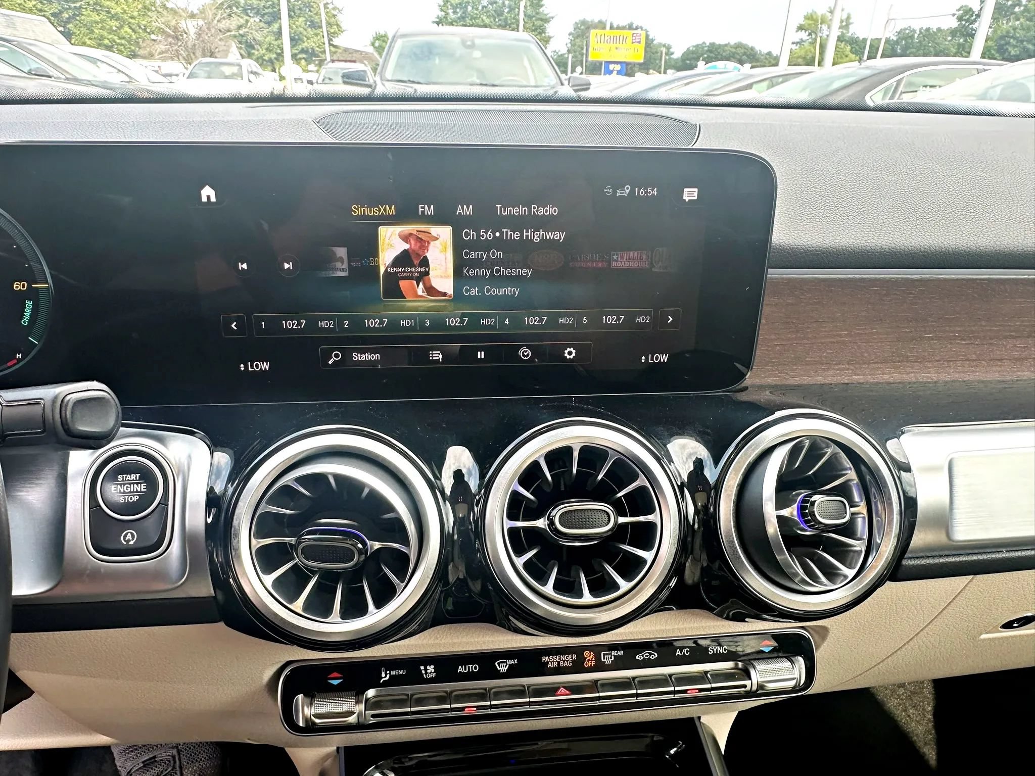 Used 2023 Mercedes-Benz GLB 250 4MATIC w/ Premium Package image 11