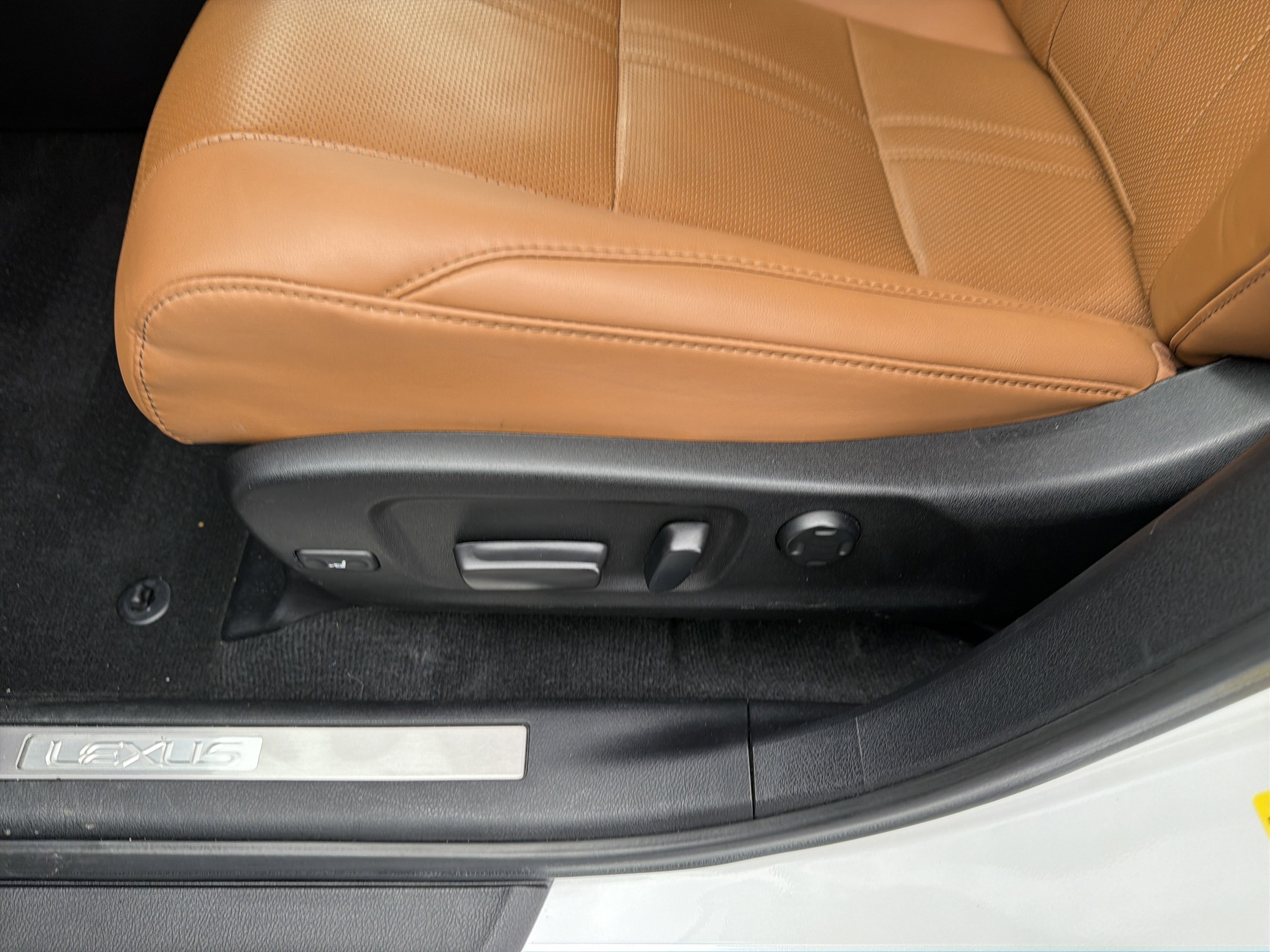 Used 2022 Lexus RX 450h AWD w/ Luxury Package image 16