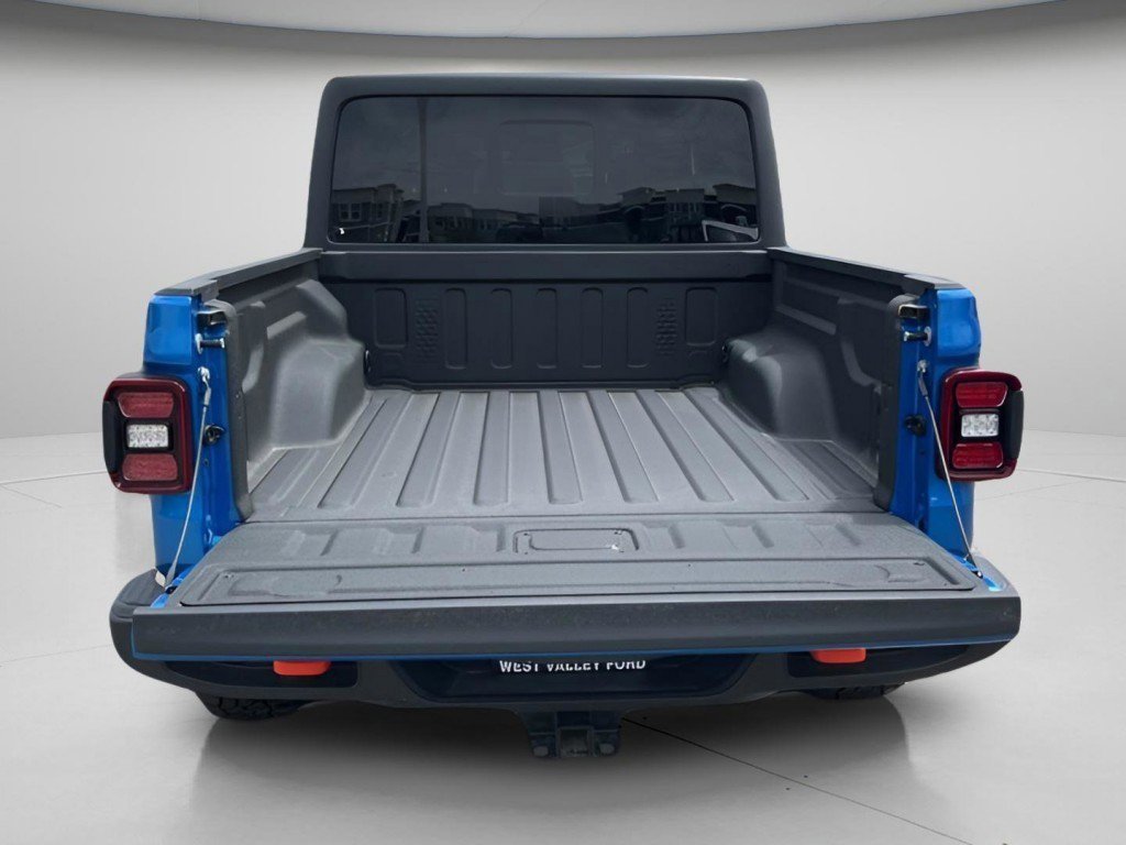 Used 2025 Jeep Gladiator Mojave w/ Convenience Group AWD/4WD image 8