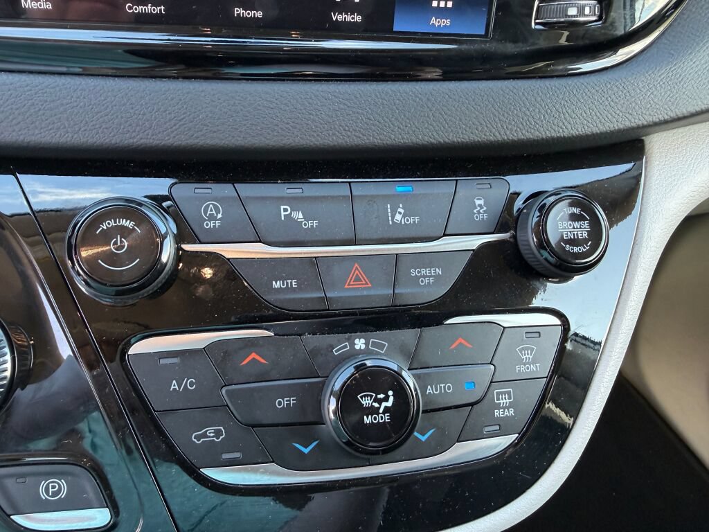 Used 2024 Chrysler Pacifica Touring-L FWD image 29