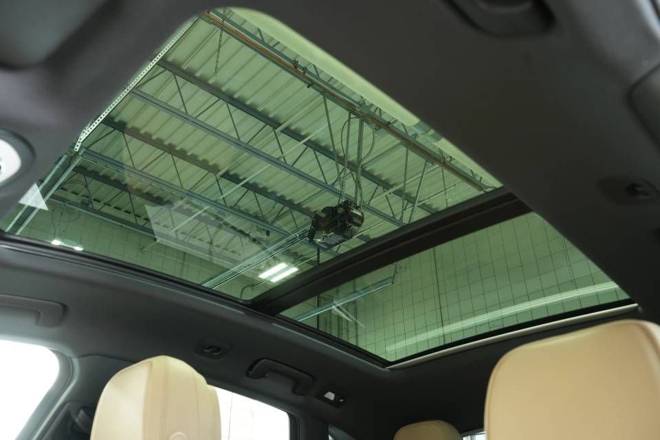 Certified 2025 Porsche Macan AWD/4WD image 36