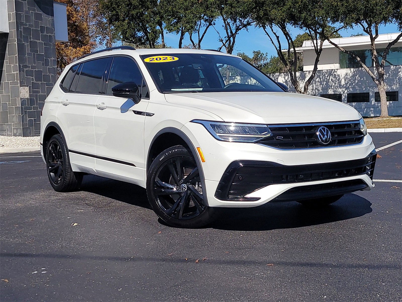 Used 2023 Volkswagen Tiguan SE R-Line image 2