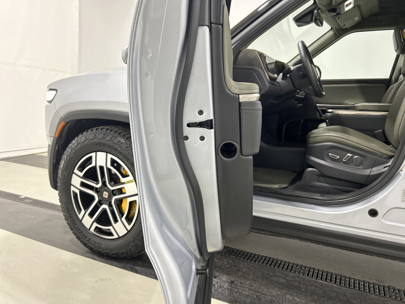 Used 2022 Rivian R1S Launch Edition AWD/4WD image 31