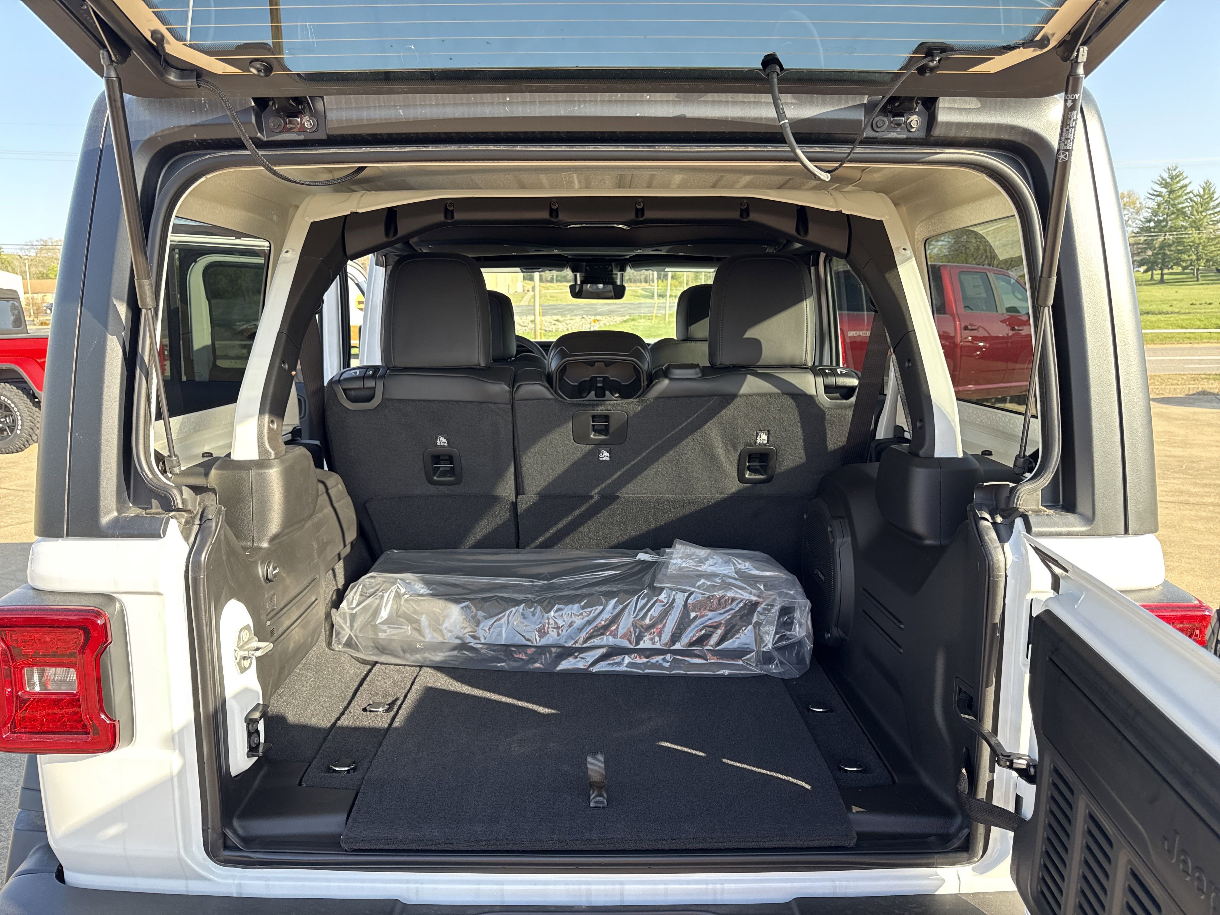 New 2025 Jeep Wrangler Unlimited Rubicon w/ Technology Group image 34