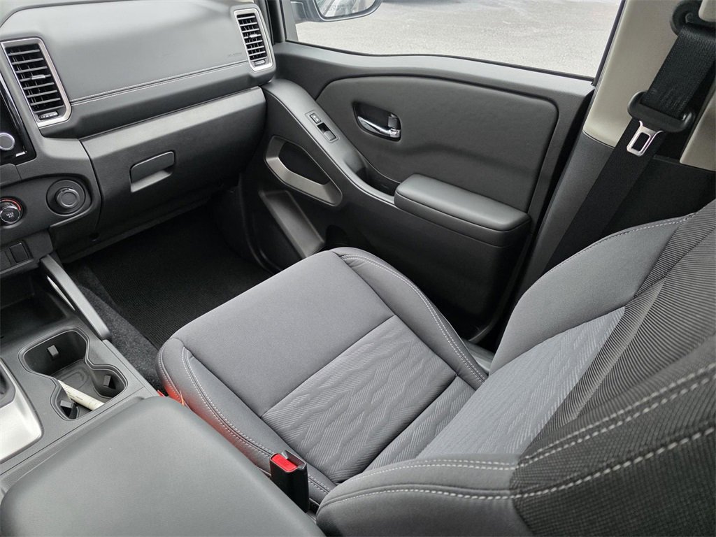 Used 2024 Nissan Frontier SV image 28
