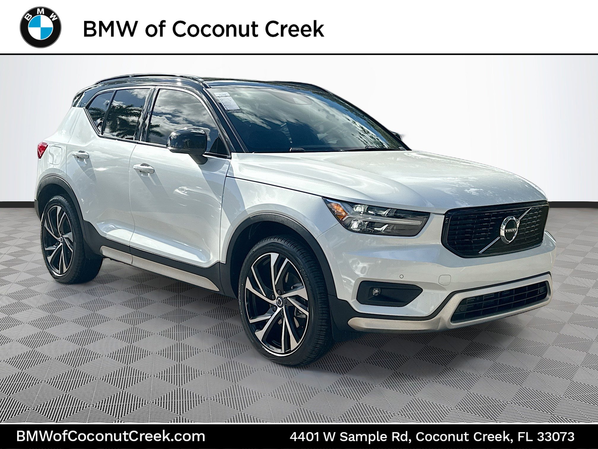 Used 2021 Volvo XC40 T4 R-Design image 1