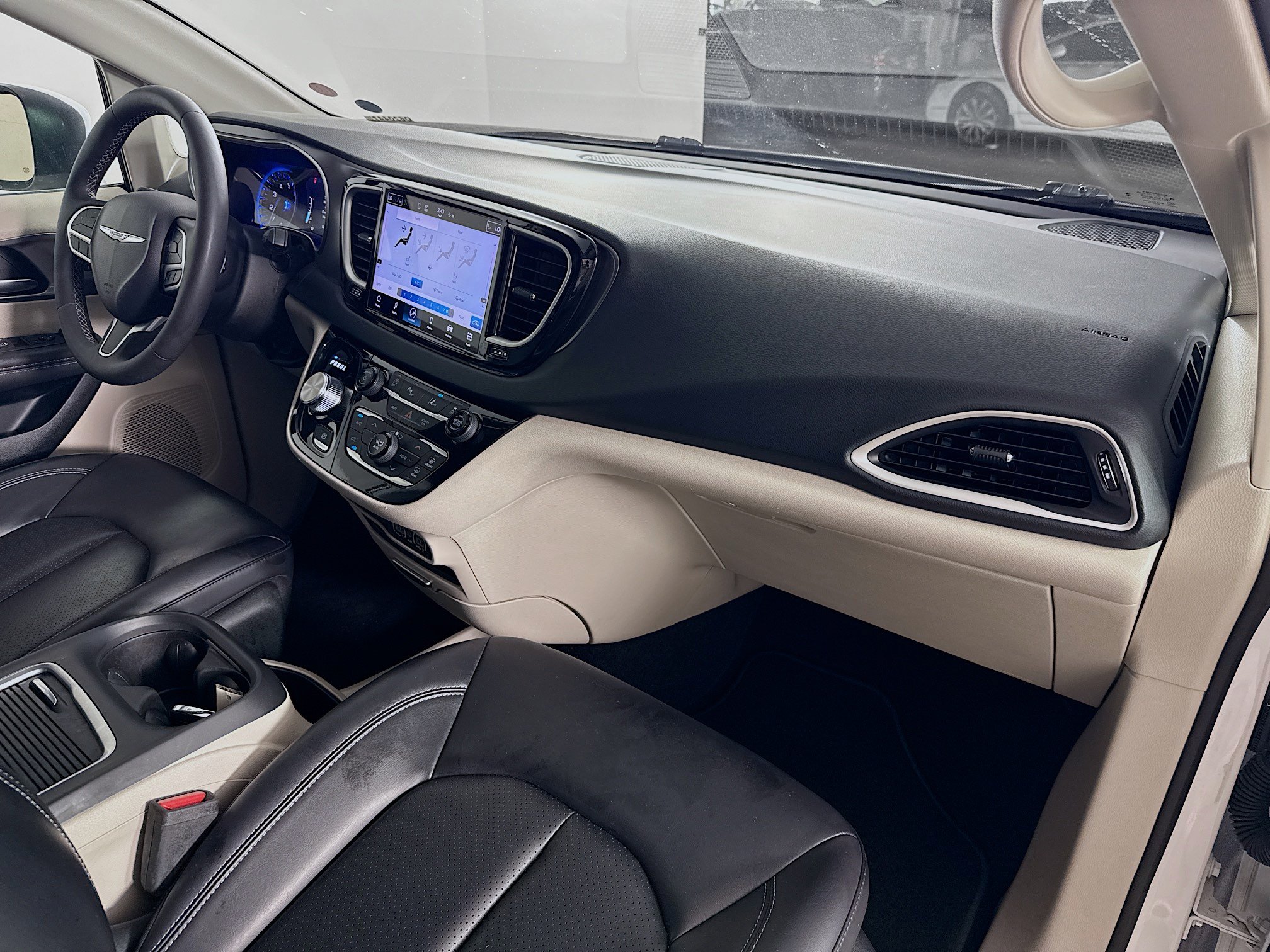 Used 2023 Chrysler Pacifica Touring-L FWD image 37