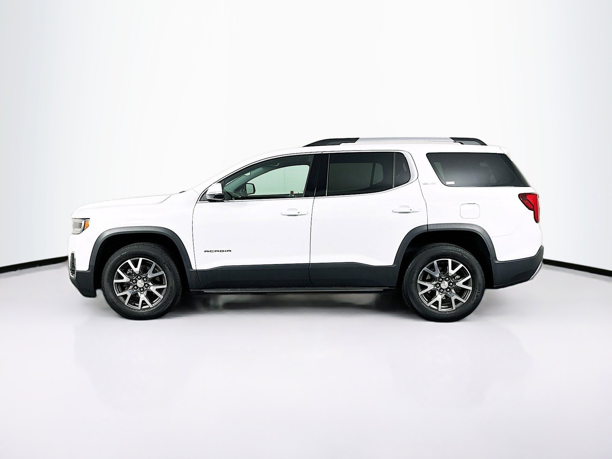 Used 2023 GMC Acadia SLE w/ Driver Convenience Package image 4