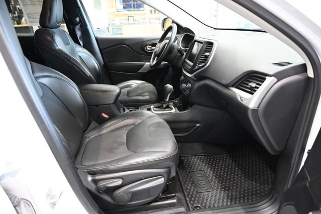 Used 2018 Jeep Cherokee Latitude Plus w/ Cold Weather Group image 10