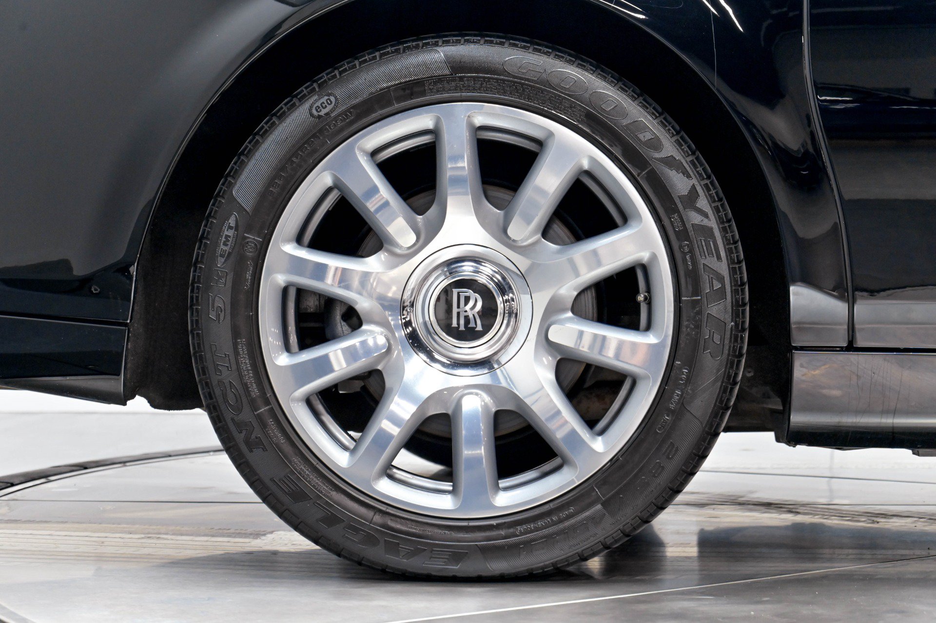 Used 2013 Rolls-Royce Phantom Sedan RWD image 22