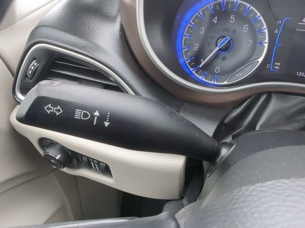 Used 2018 Chrysler Pacifica Touring-L w/ Tire & Wheel Group image 30