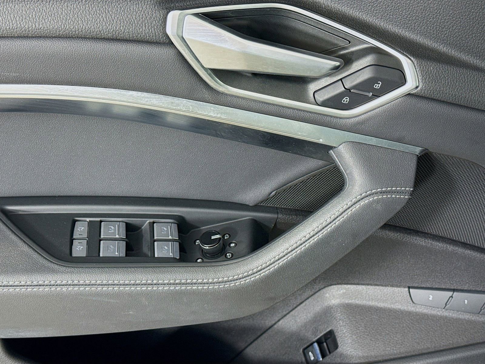 Used 2022 Audi e-tron Premium Plus image 11