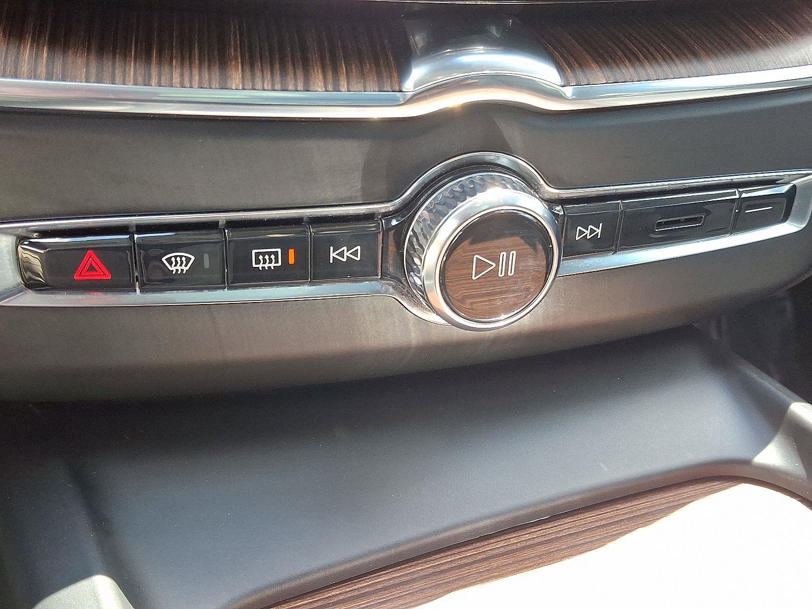 Certified 2022 Volvo XC60 B5 Momentum w/ Climate Package image 16