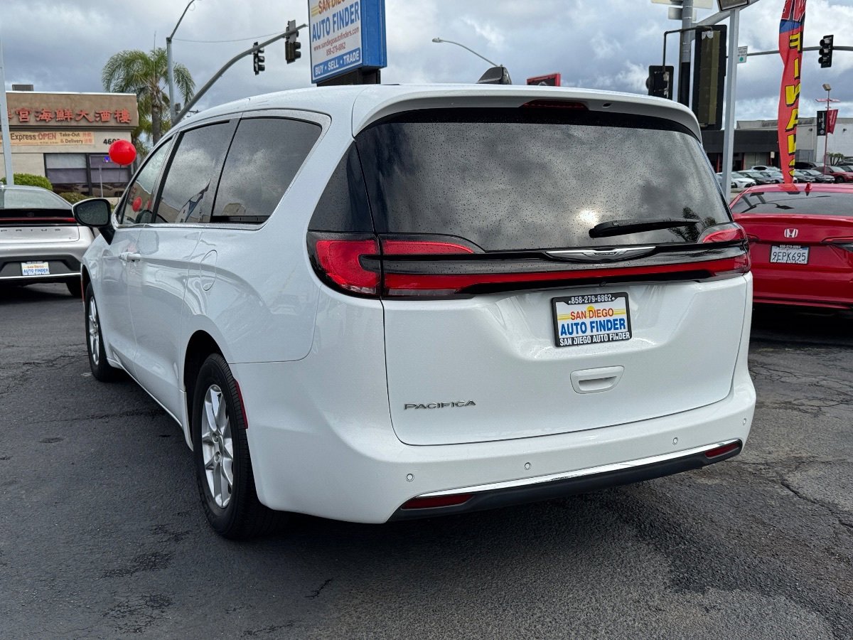 Used 2023 Chrysler Pacifica Touring-L FWD image 11