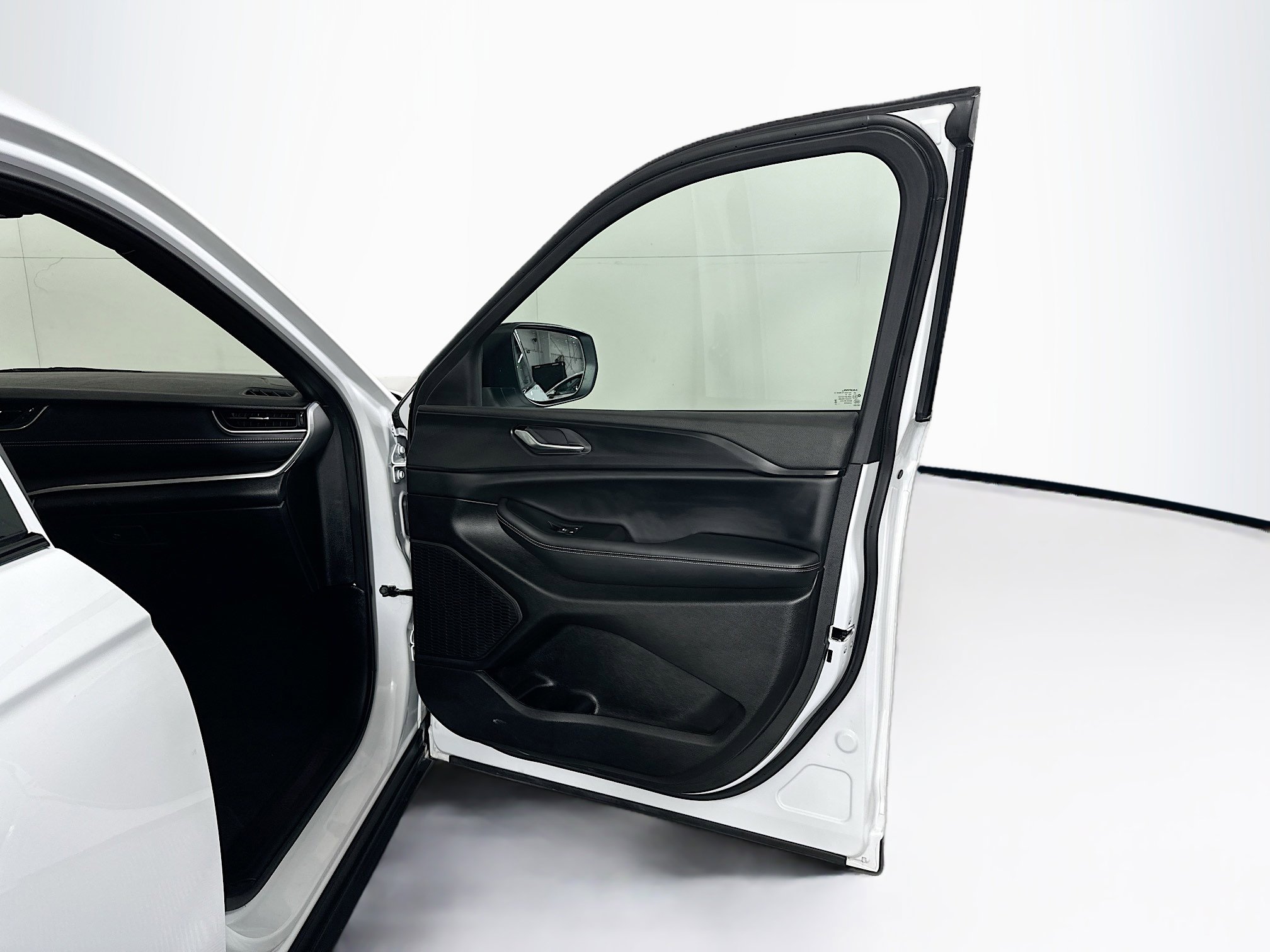 Used 2025 Jeep Grand Cherokee L Laredo image 32