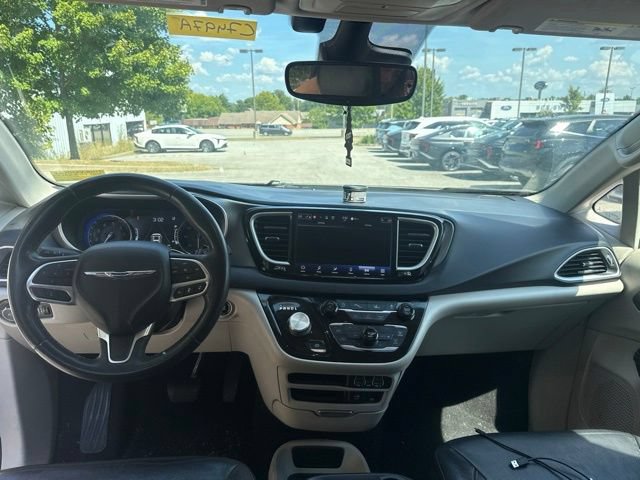Used 2022 Chrysler Pacifica Touring-L FWD image 19