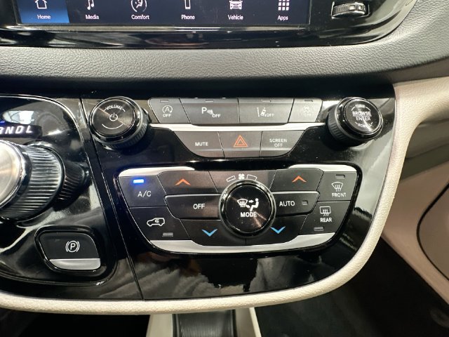 Used 2024 Chrysler Pacifica Touring-L FWD image 24