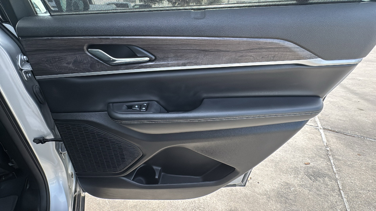 Certified 2024 Jeep Grand Cherokee L Limited w/ Luxury Tech Group II image 28