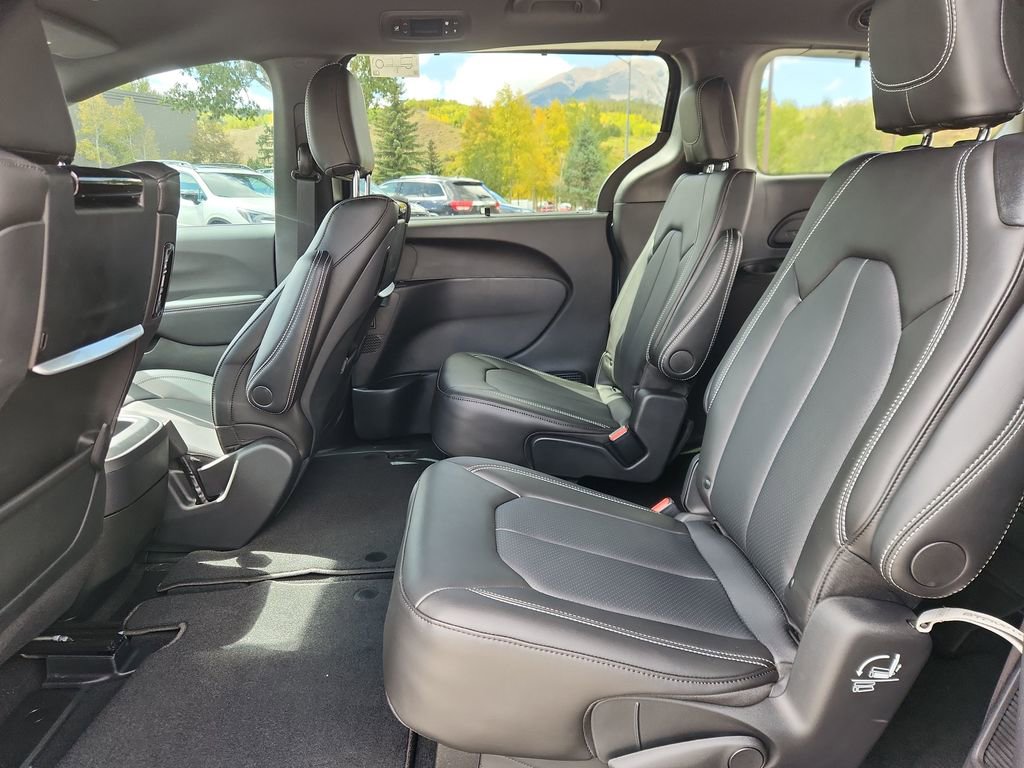 New 2025 Chrysler Pacifica Select w/ Uconnect Theater Family Group image 23