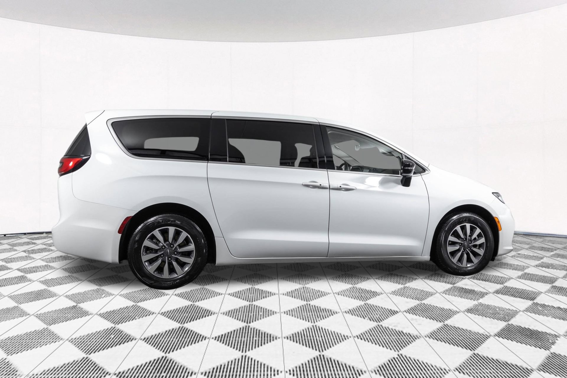 Used 2024 Chrysler Pacifica Limited FWD image 22
