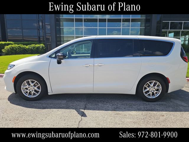 Used 2024 Chrysler Pacifica Touring-L image 2