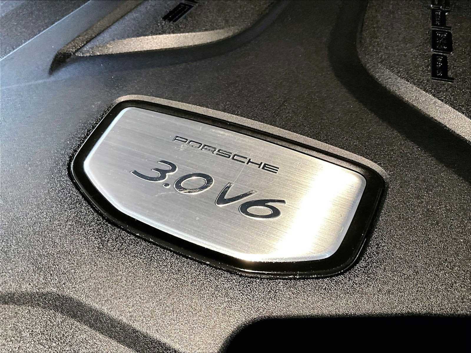 Used 2023 Porsche Cayenne Platinum Edition image 34