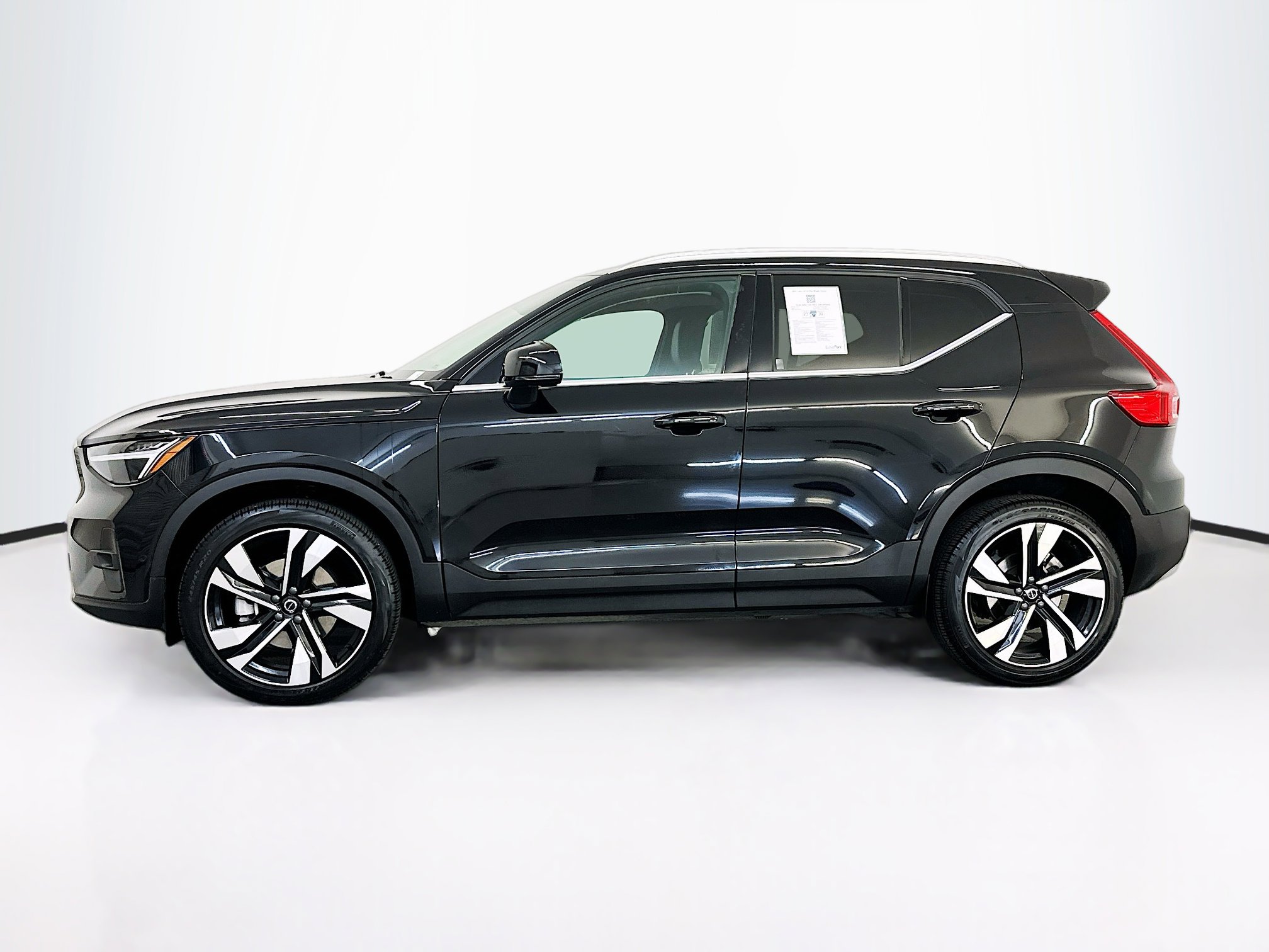 Used 2025 Volvo XC40 B5 Plus image 4