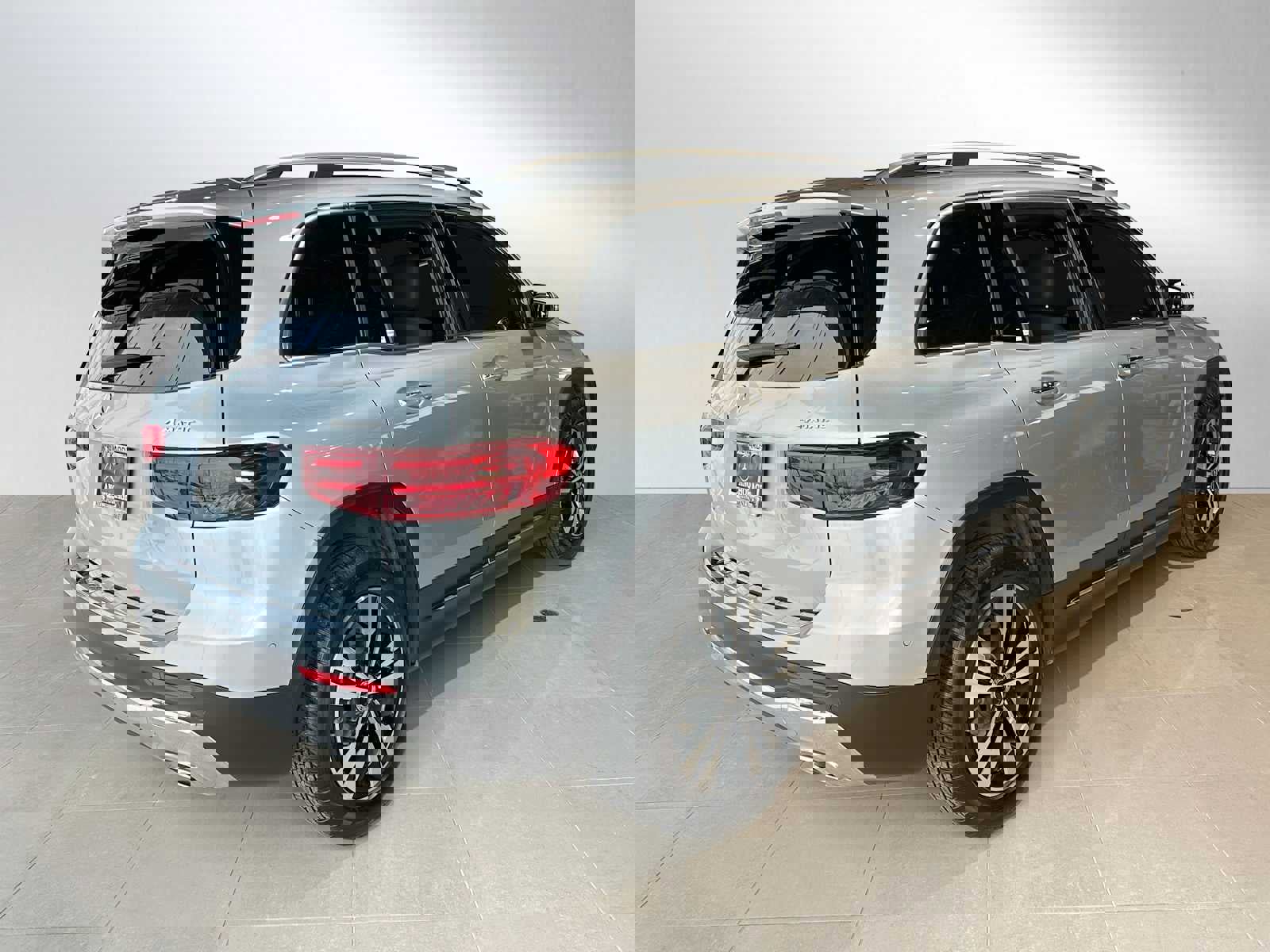 Used 2025 Mercedes-Benz GLB 250 4MATIC image 3