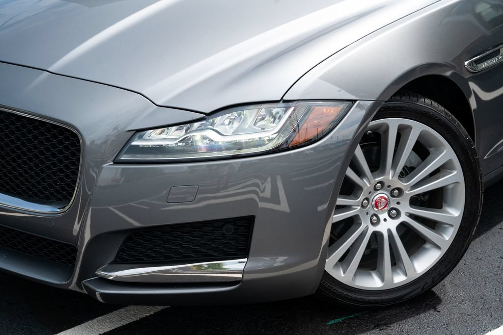Used 2020 Jaguar XF Premium RWD image 3