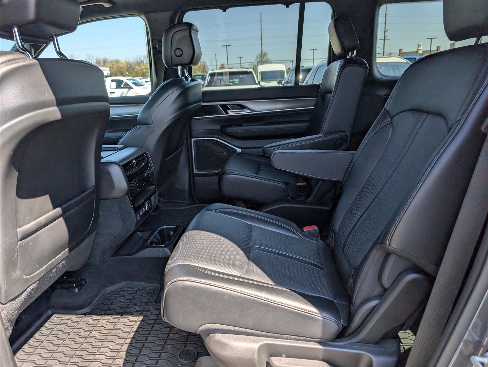 Used 2024 Jeep Wagoneer L Series II w/ Convenience Group I image 16