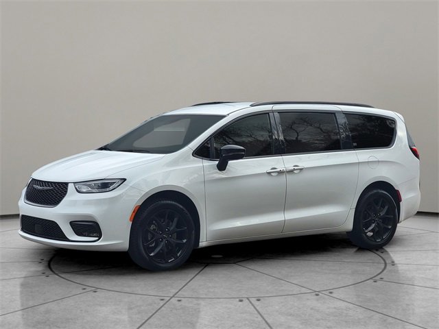 Certified 2024 Chrysler Pacifica Touring-L w/ S Appearance Package image 3