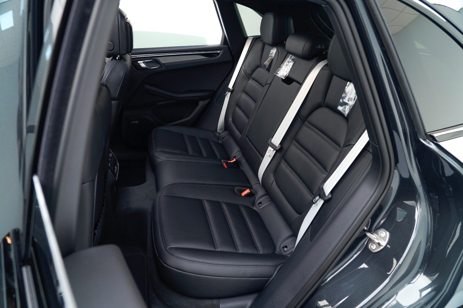 Certified 2026 Porsche Macan Turbo AWD/4WD image 29