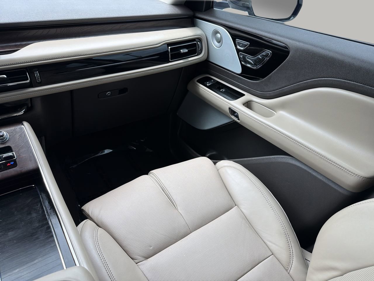 Used 2022 Lincoln Aviator Reserve w/ Equipment Group 201A RWD image 16