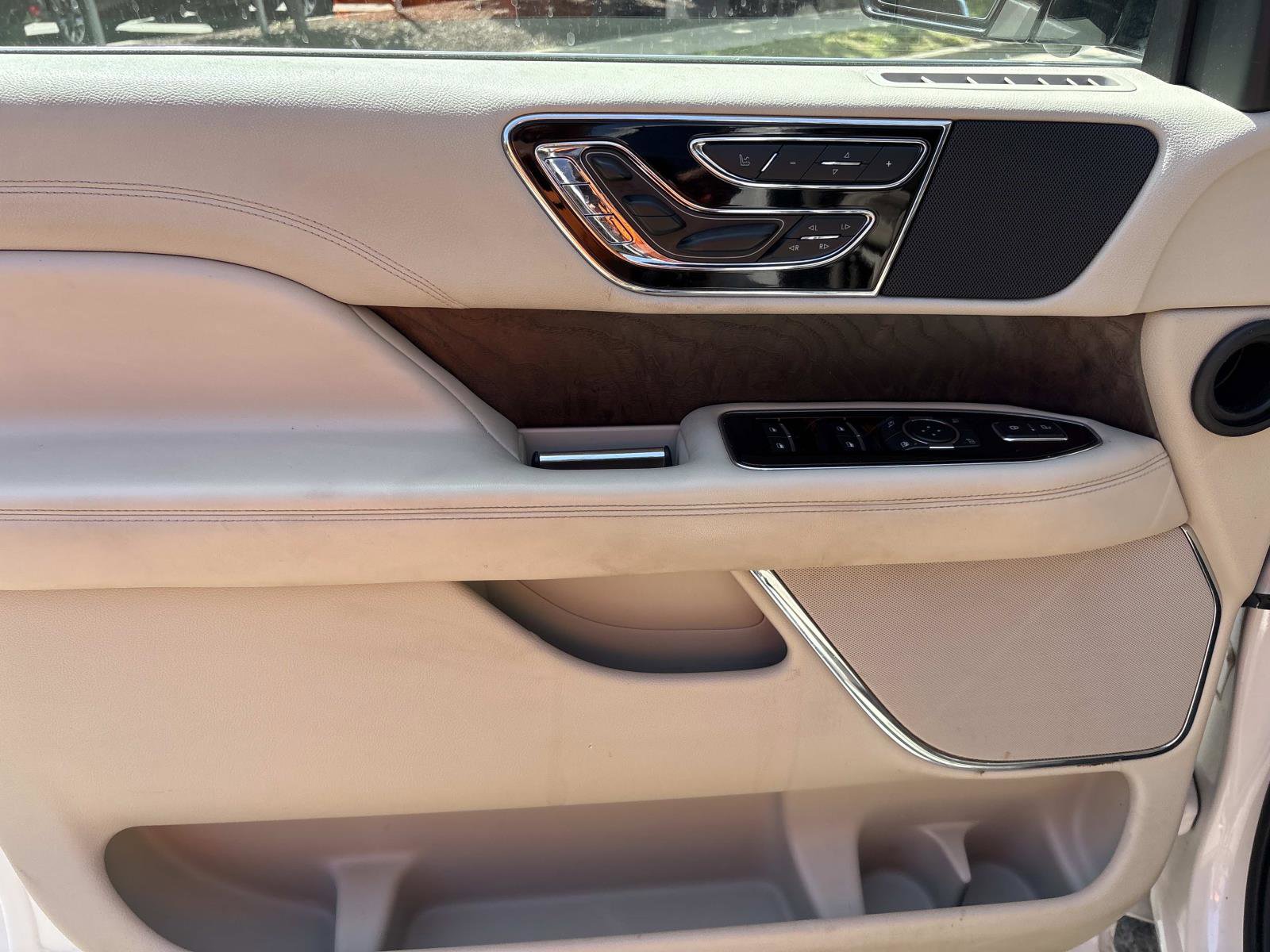 Used 2019 Lincoln Navigator Select w/ Technology Package AWD/4WD image 11