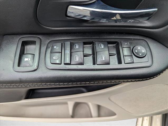 Used 2015 Chrysler Town & Country Touring-L w/ Driver Convenience Group FWD image 10
