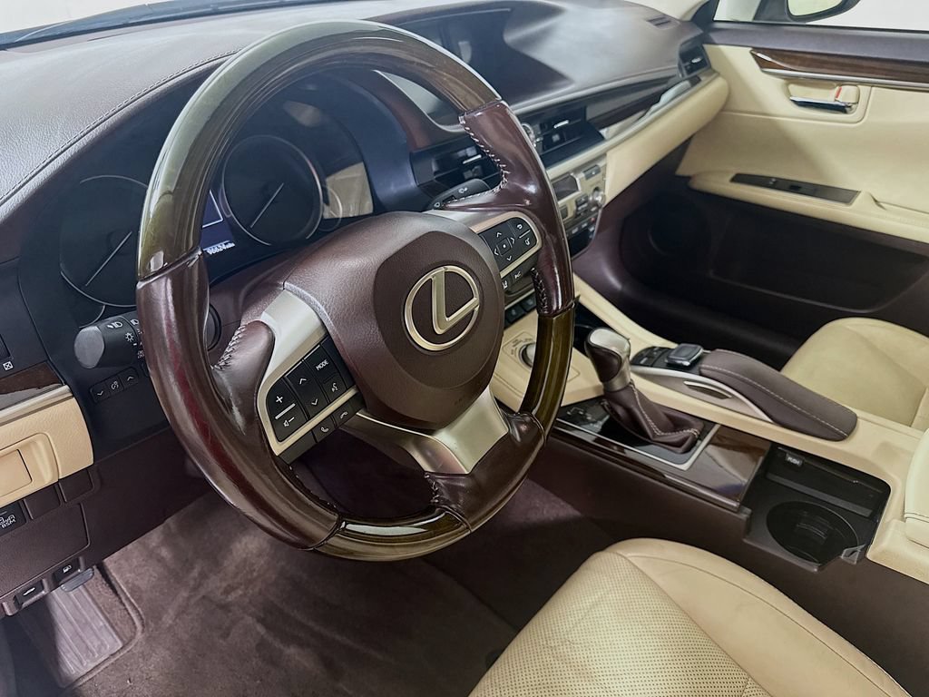 Used 2016 Lexus ES 350 w/ Luxury Package w/Wood Trim FWD image 10