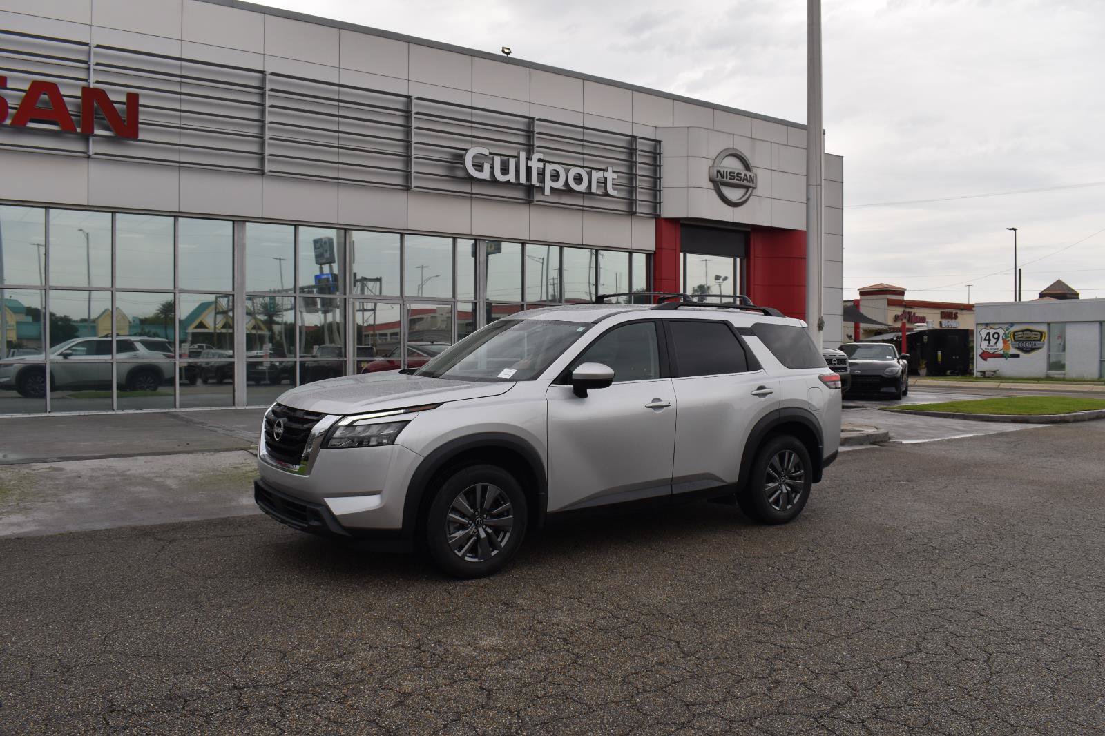 Used 2024 Nissan Pathfinder SV FWD image 2