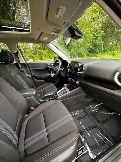 Certified 2025 Hyundai Venue SEL FWD image 21