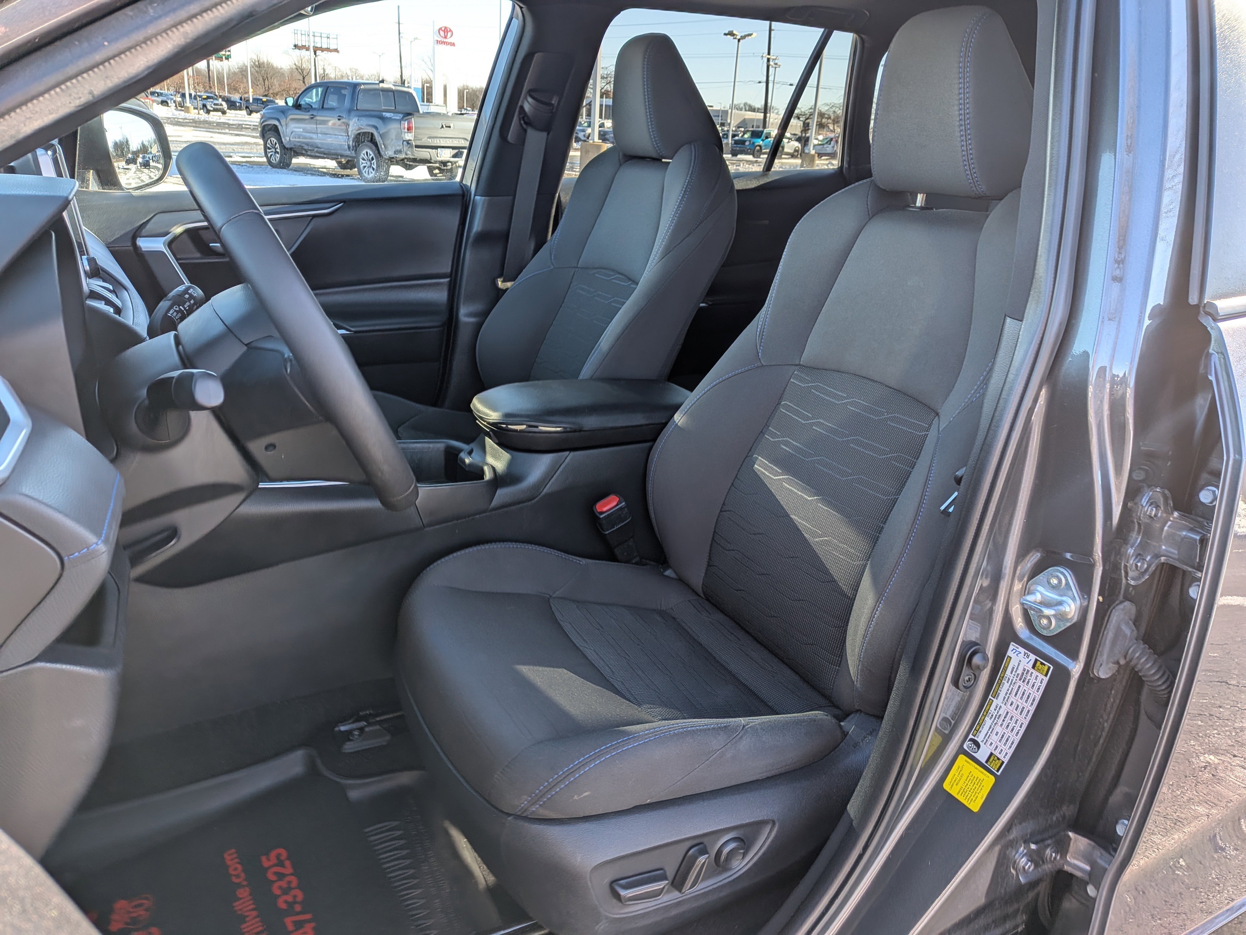 Used 2023 Toyota RAV4 SE image 14