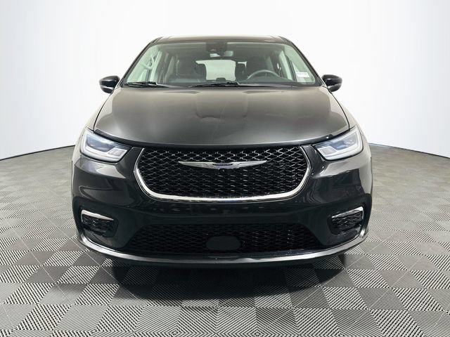 Used 2023 Chrysler Pacifica Touring-L FWD image 3