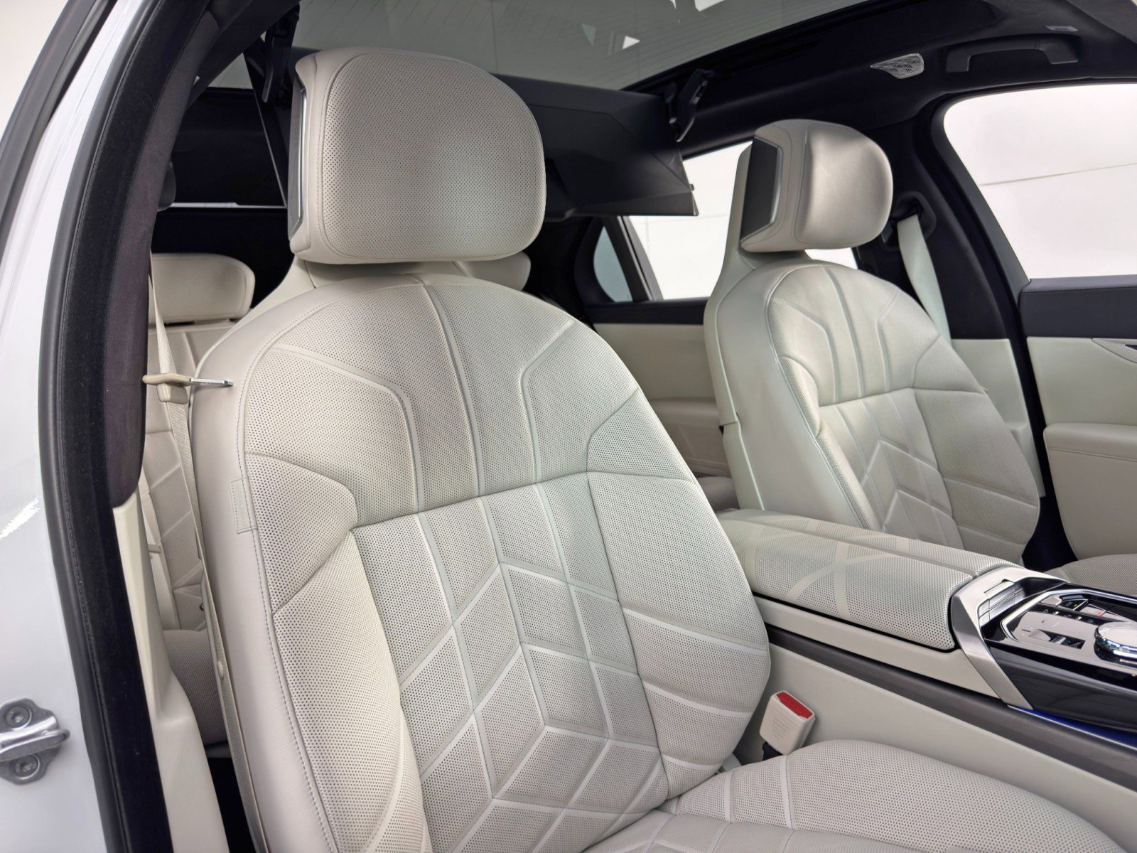 Used 2023 BMW i7 xDrive60 w/ Executive Package 2 image 52