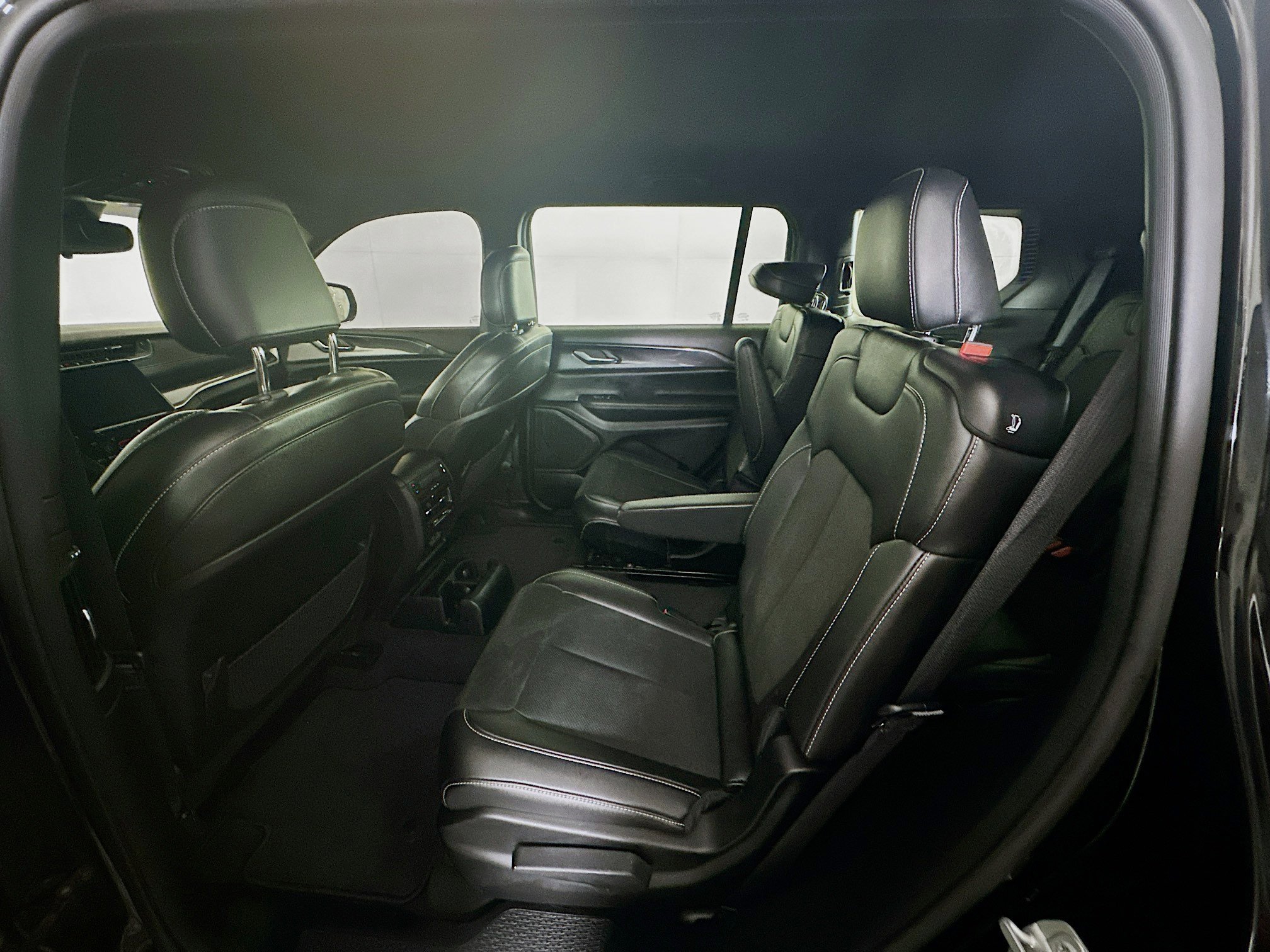 Used 2023 Jeep Grand Cherokee L Laredo image 29